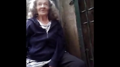 ખૂબ જ ફટકો નર્સ તેના દર્દીને કાદવથી ઉપચાર આપે છે