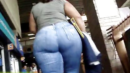 કર્મચારીની વર્ક ટેબલ પર બોસ ઝઝૂમી રહ્યો છે