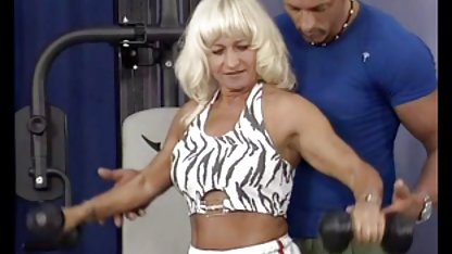 પિલા પોર્ન મૂવી સાથે તેના બોયફ્રેન્ડ પર ઝઝૂમીને અને તેને બોલાવવાનું નક્કી કરે છે