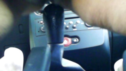 રશિયન નાની છોકરી તેના ભાઈ અને તેના દાદા સાથે એક ત્રિશૂળ બનાવે છે