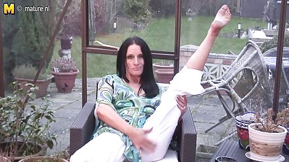 તે તેની ગર્લફ્રેન્ડને તેના ચારિત્ર પર ચઢવા માટે પૂછે છે