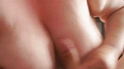 યુગલ ખાલી જગ્યાની ધાર પર ગધેડા પર બોલાવવા માટે પર્વત પર ચઢી જાય છે