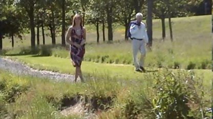 એક ખૂબ જ પાપી બસ્ટી ફટકો મળો અને તેને એક બતક વાહિયાત