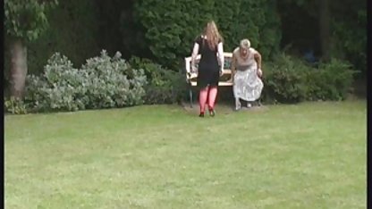 આ વેશ્યા તેના બાળકો સાથે એક ત્રિશૂળ બનાવે છે