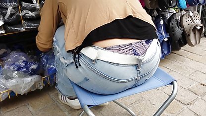 તે તેની મૂર્તિ અને પોર્ન નિર્માતા સાથે રેકોર્ડ કરે છે જે તેને રેકોર્ડ કરે છે