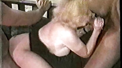 તે પોતાની સાસુની ગધેડીને જોરથી જુએ છે અને તેની ગર્લફ્રેન્ડ સાથે fuck કરે છે