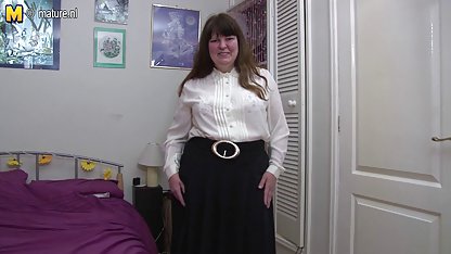 સબમિસીવ પત્ની કુંવારી ખાય છે અને એક અધિકૃત દેવીની જેમ fucks