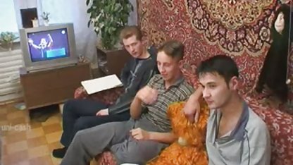 એક ટેટૂ મંગા છોકરી સાથે કમર