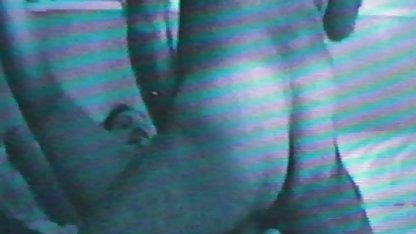 પુત્ર તેની માતા પર જાસૂસી કરે છે અને તેના પર બળાત્કાર કરે છે