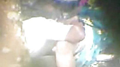 મારી પત્ની એક જ સમયે મારા અને પાડોશીને સારી blowjob બનાવે છે