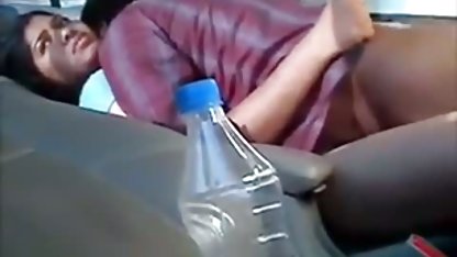 નાની છોકરીઓ રમતા કાર્ડ્સ ગુમાવે છે અને પોતાને બૂમ પાડવી પડે છે