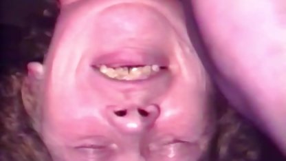 ખેડૂત ઘાસના મેદાનમાંથી પસાર થતી છોકરી સાથે fucks