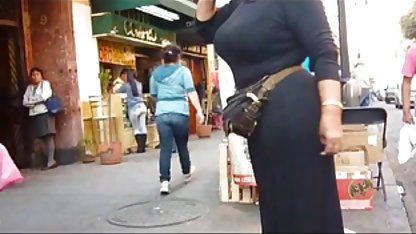 ખેડૂત ઘાસના મેદાનમાંથી પસાર થતી છોકરી સાથે fucks