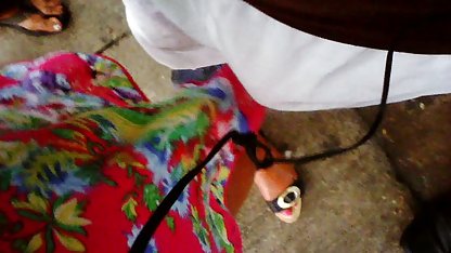 કોસ્ચ્યુમ પાર્ટીમાં પ્રતિકાર કરવા સક્ષમ બન્યાં વિના ક્રૂર રીતે અસફળ