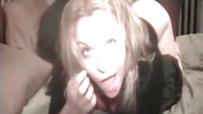 બેરોજગાર યુવાન છોકરી પિઝા ઉત્પાદકને મફતમાં જમવા માટે સક્ષમ છે