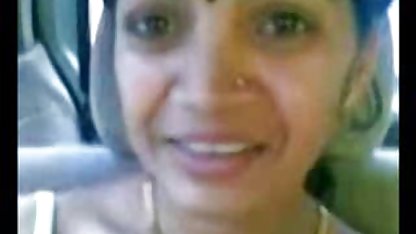 માતા તેની પુત્રીને દિલાસો આપે છે અને પછી પિતા તેને પકડે છે