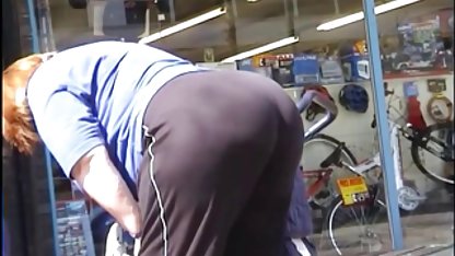 આ વિશાળ સેક્સ મશીન સાથે તેના pussy drilling