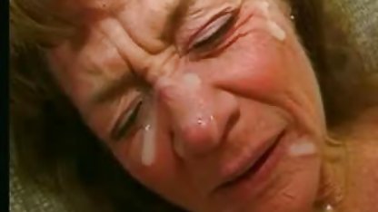 આજ્ઞાંકિત પત્ની ચહેરા પર કમ sucks