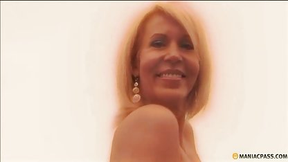 પોલનની ટોચ પર સવારી કરતા મોટા titsનો દડો