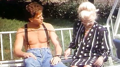 સ્પેનિશ કચરો કોલેજના વિદ્યાર્થીઓને તેના હાથને ગમવા માટે જુએ છે