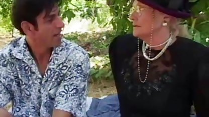 સફેદ પળિયાવાળું ફટકો masturbating