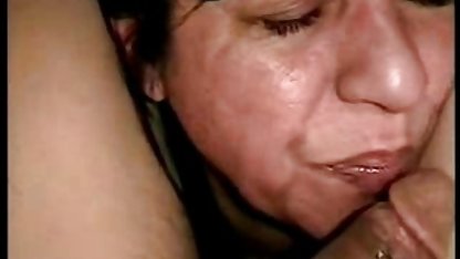 તે તેની બહેનની વેશ્યા પર જાસૂસી કરે છે અને તેને બોલાવવા માટે સ્નાન કરે છે