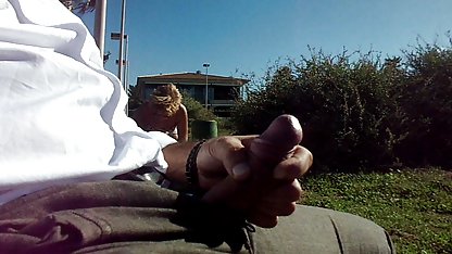 તેના મિત્ર સાથે schoolgirl blowjob બાજુ તરફ drugged