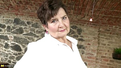 નેર્ડી ફટકો કન્સોલના નિયંત્રણ સાથે હસ્તમૈથુન કરે છે