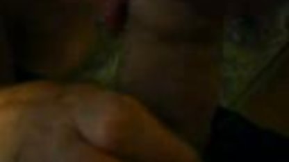 તેણીના બોયફ્રેન્ડના ડિક વડે ફટકારતી વખતે ફટકો મારતી હોય છે