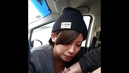 મિત્રો તેમના વાળ સાથે તેમના વાળિયું cunts ફાટે છે