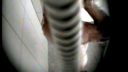 તે તેની બહેન પર હસ્ત મૈથુન કરે છે અને તેની fuck કરે છે