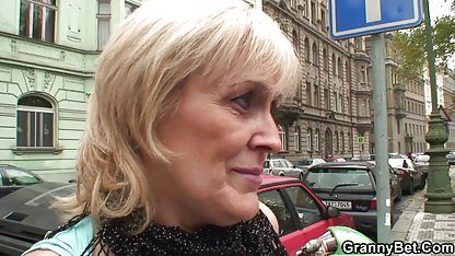 યુવાન છોકરી તેના અંગત ટ્રેનર દ્વારા fucked