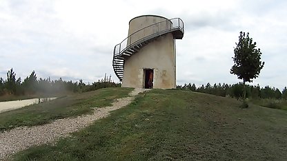 તેની પત્નીની કચરા બધા કલાકો પર ધ્યાન આપે છે