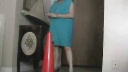 માતા તેના પુત્રની ધૂળમાં જોડાય છે