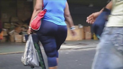 વિસિયસ નિમ્ફો માતા તેને જોઈને તેના પુત્રની કુમારિકાને દૂર કરે છે