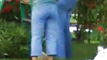 સોનેરી કચરો તેના ભાઇને તેના દૂધને અંદર જવા દેવા માંગતો નથી