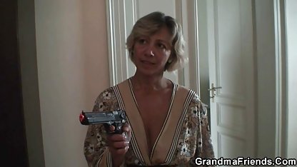 ટેટૂઝ ભરેલું એક ફટકો સાથે હાર્ડકોર ત્રિશૂળ