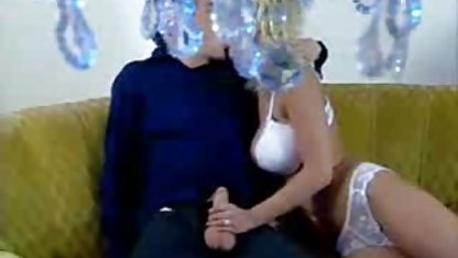 એક કાર અંદર એક વિશાળ ટોટી દ્વારા fucked વિસિયસ ફટકો