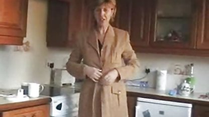 શરમાળ કન્યા કારમાં તેનું પહેલું હાથ કામ કરે છે