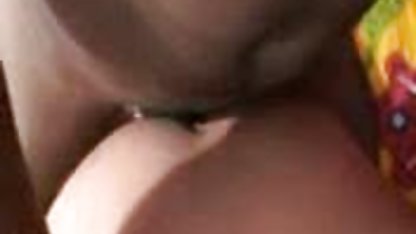 ખૂબ જ યુવાન સ્પેનિશ સોનેરી તેના બોયફ્રેન્ડ કમિંગ